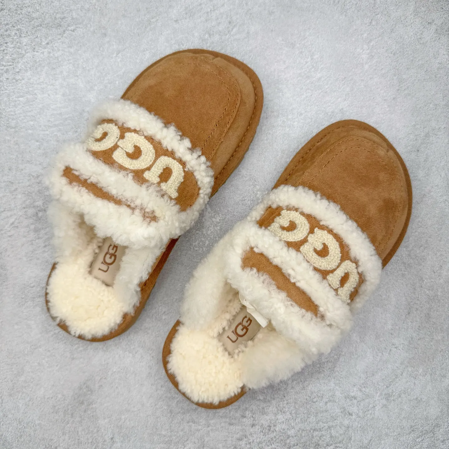 Pick up locally 💰 440 UGG slippers 1206 letter embroidered classic short-tube autumn and winter sheep fur all-in-one snow boots All shoes are made from the same factory as ZP Longfeng A-grade Australian imported sheep fur all-in-one Brand OEM production line Fully follow the ZP process flow OEM original pattern maker Adhere to no original shoes and no development selection Pay attention to every detail The most authentic version on the market TREADLITE "Light Wing" technology outsole Lightweight/durable/flexible/pile size: 35 36 37 38 39 40 Coding: by2936070